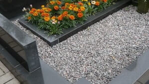 Крошка требует частого ухода для поддержания порядка на могиле