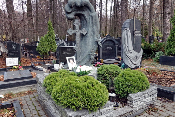 Необычный памятник в форме волны и православного креста